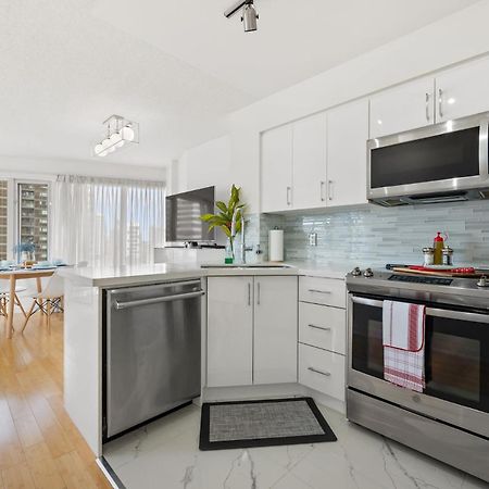 Modern 2-Bedroom Condo W Floor To Ceiling Windows Toronto Exterior photo