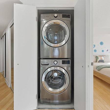 Modern 2-Bedroom Condo W Floor To Ceiling Windows Toronto Exterior photo