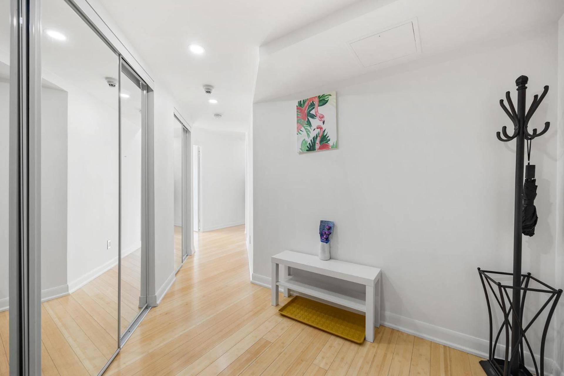 Modern 2-Bedroom Condo W Floor To Ceiling Windows Toronto Exterior photo