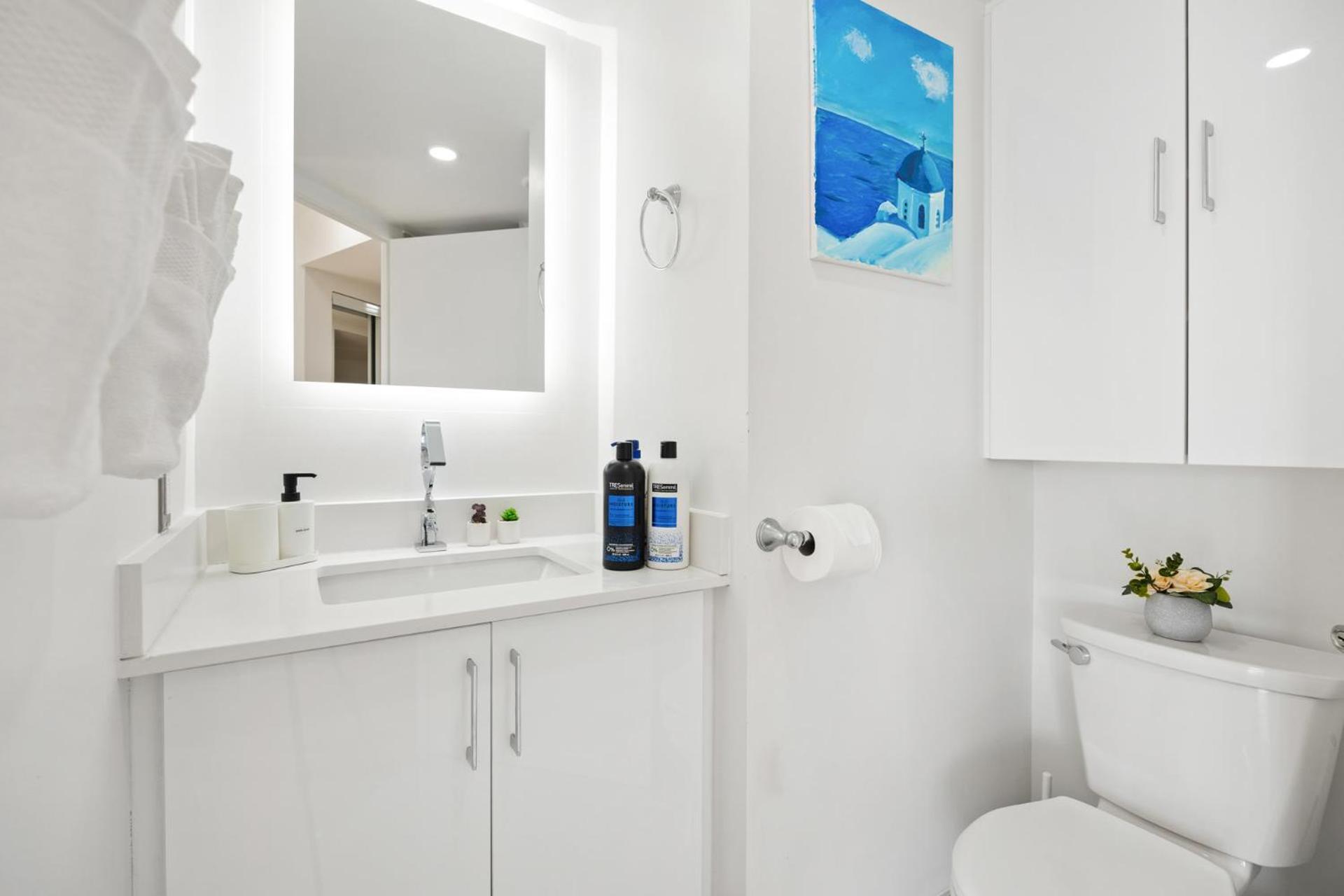 Modern 2-Bedroom Condo W Floor To Ceiling Windows Toronto Exterior photo