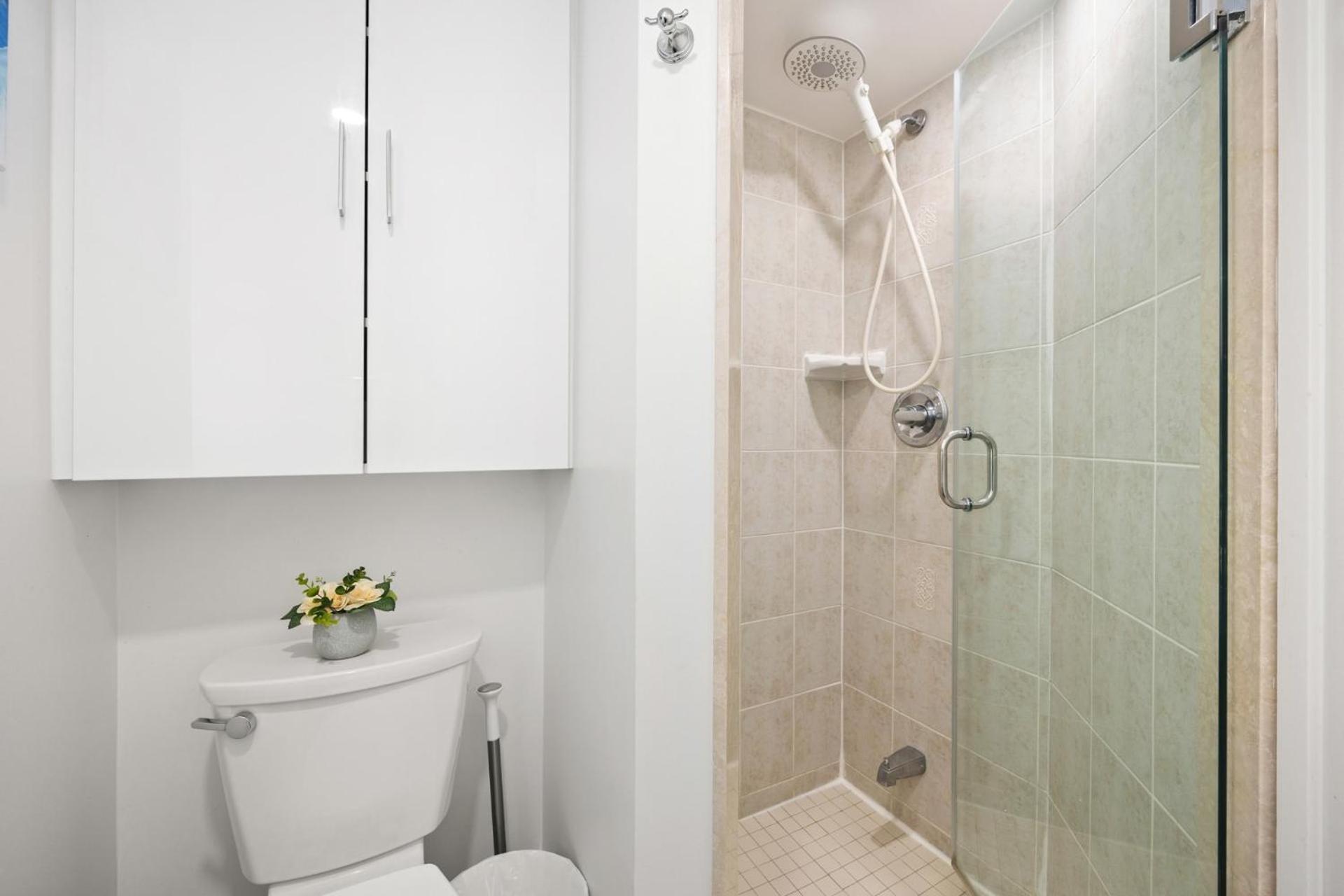 Modern 2-Bedroom Condo W Floor To Ceiling Windows Toronto Exterior photo