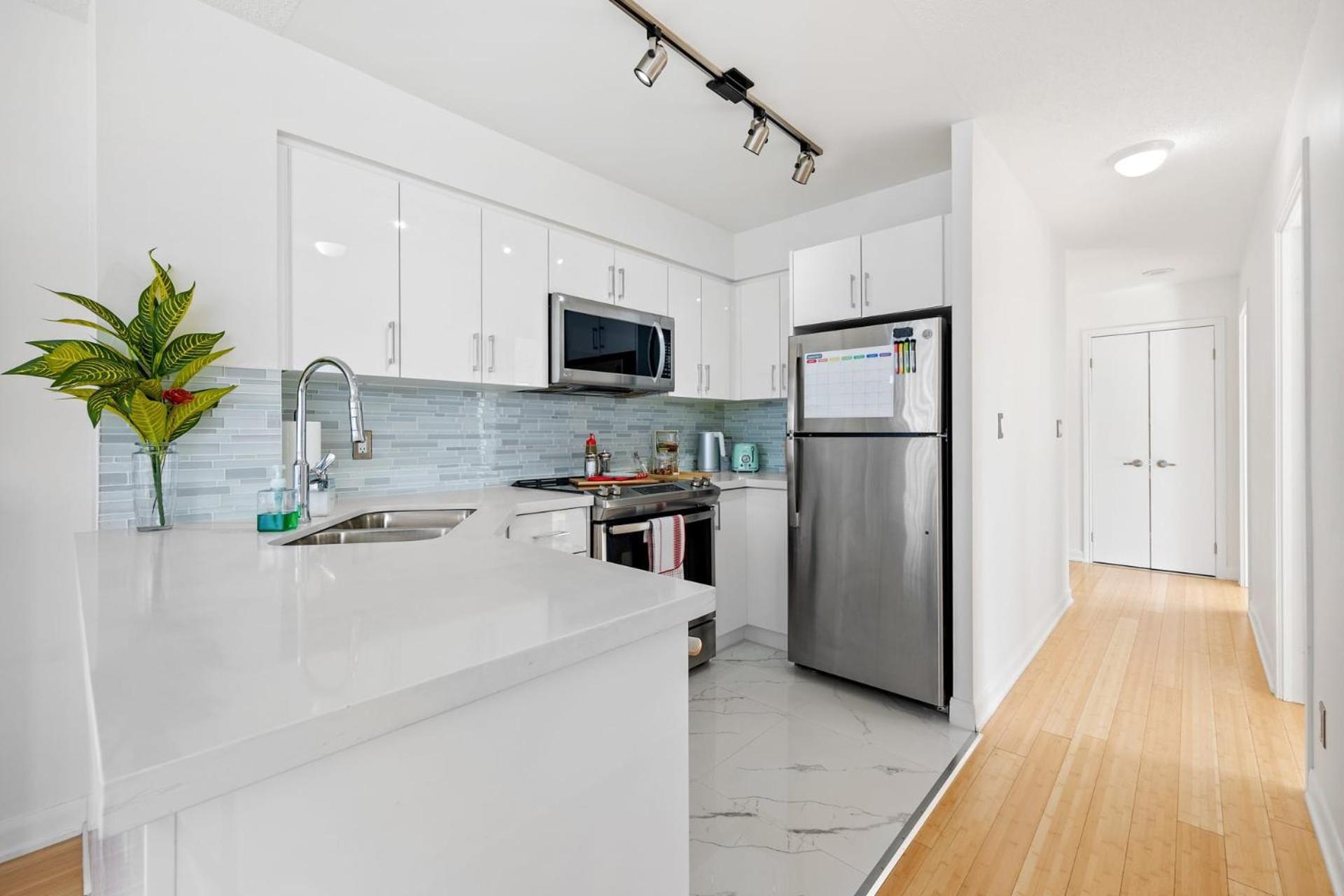 Modern 2-Bedroom Condo W Floor To Ceiling Windows Toronto Exterior photo