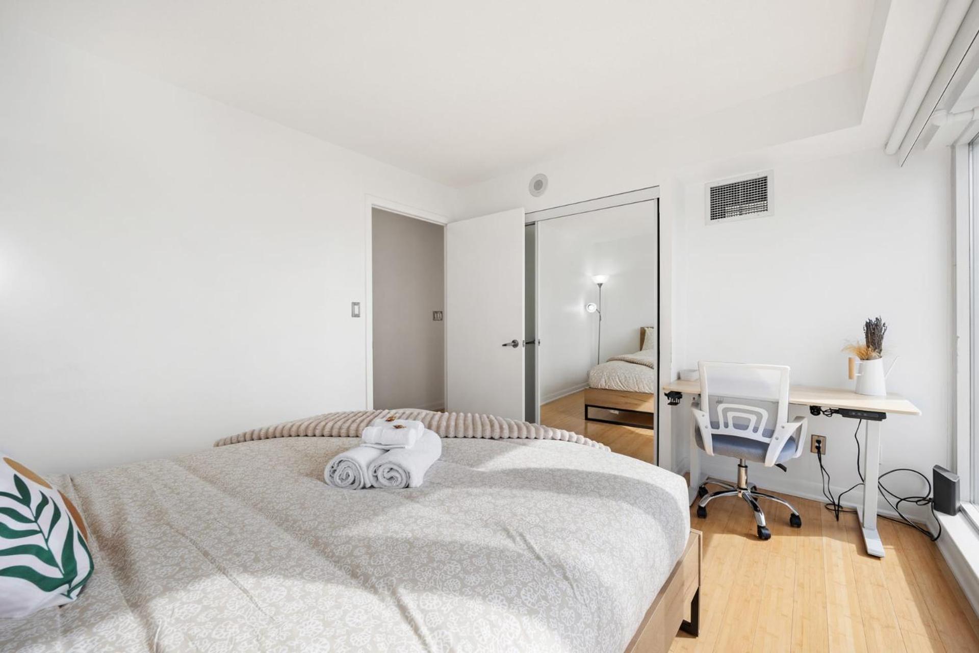 Modern 2-Bedroom Condo W Floor To Ceiling Windows Toronto Exterior photo