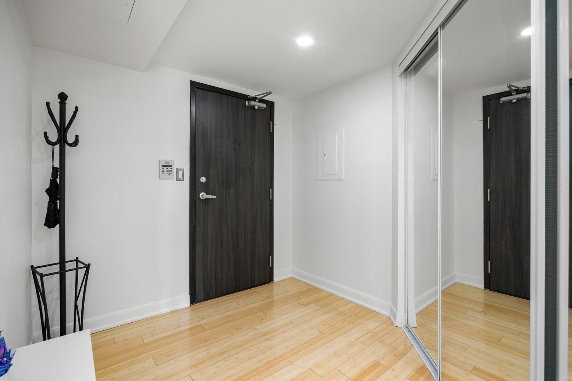 Modern 2-Bedroom Condo W Floor To Ceiling Windows Toronto Exterior photo