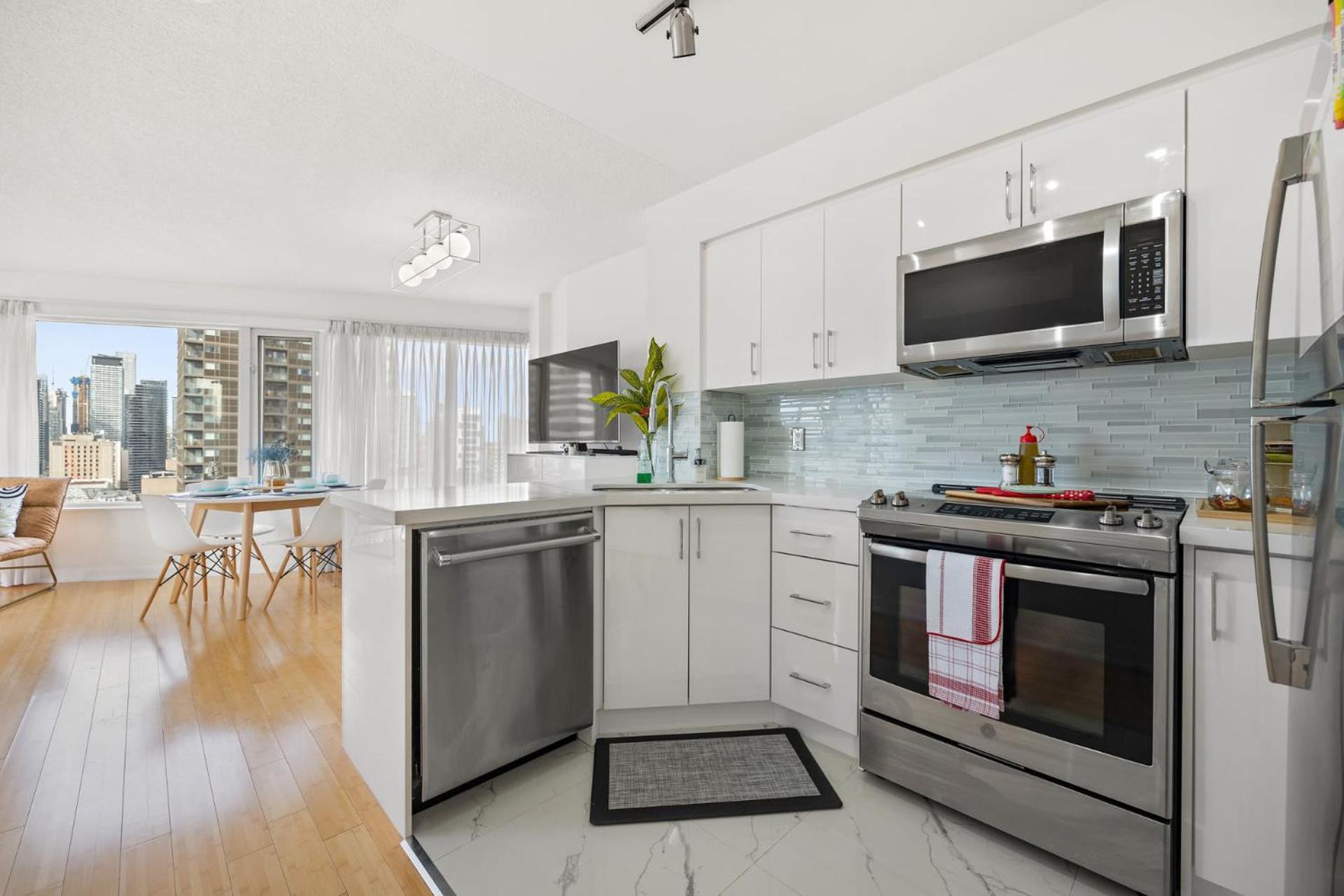 Modern 2-Bedroom Condo W Floor To Ceiling Windows Toronto Exterior photo