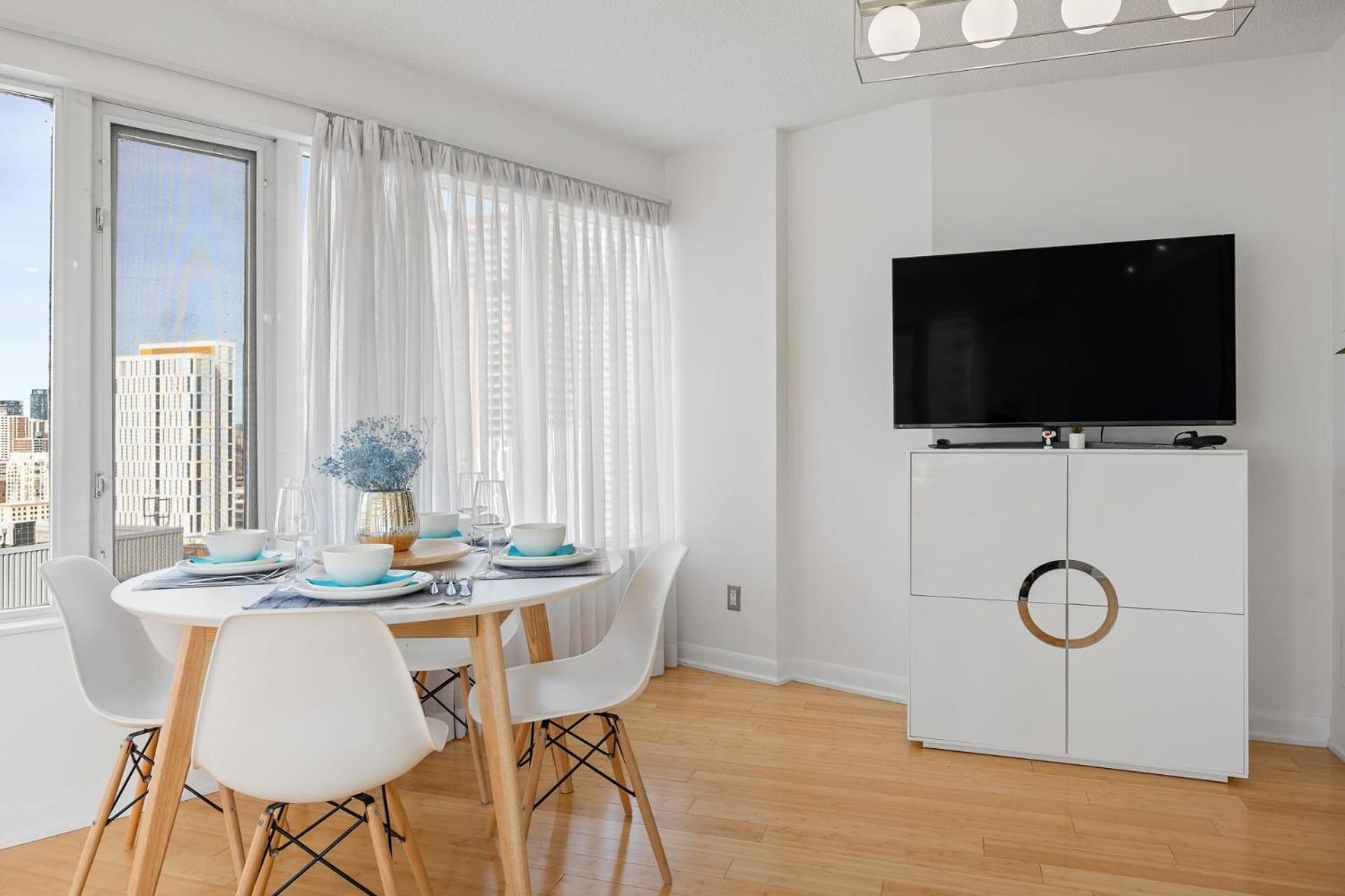 Modern 2-Bedroom Condo W Floor To Ceiling Windows Toronto Exterior photo