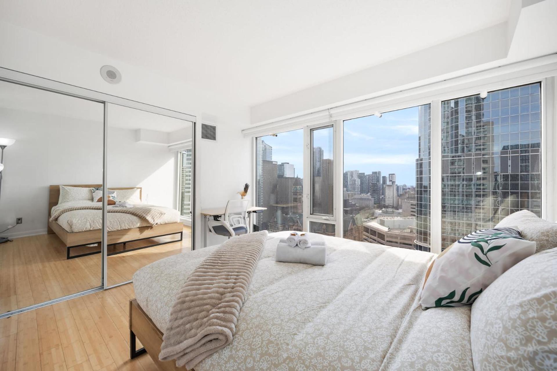 Modern 2-Bedroom Condo W Floor To Ceiling Windows Toronto Exterior photo