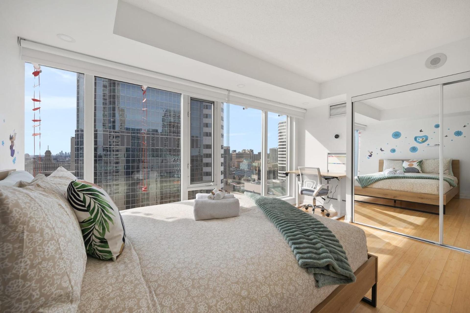 Modern 2-Bedroom Condo W Floor To Ceiling Windows Toronto Exterior photo