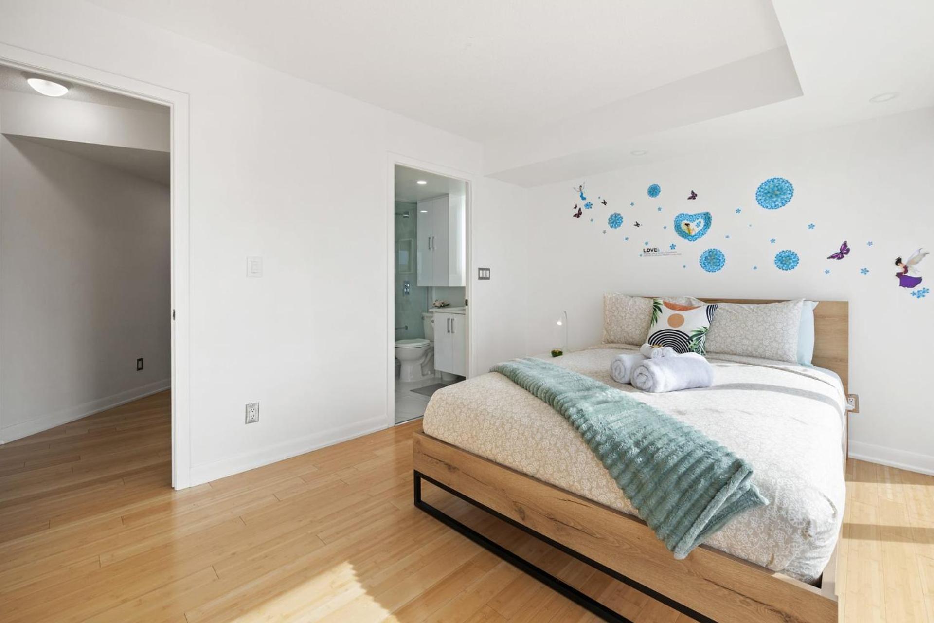 Modern 2-Bedroom Condo W Floor To Ceiling Windows Toronto Exterior photo