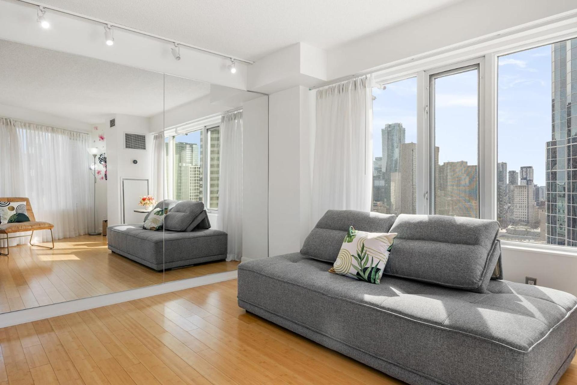 Modern 2-Bedroom Condo W Floor To Ceiling Windows Toronto Exterior photo