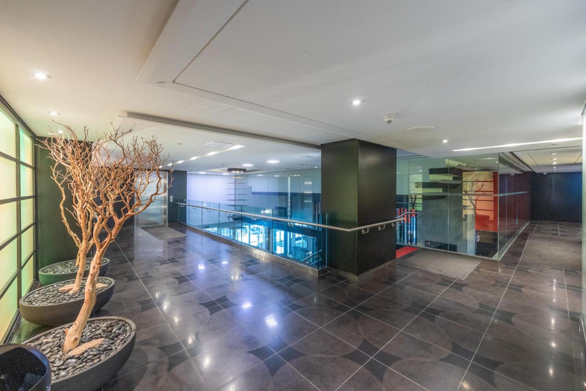Modern 2-Bedroom Condo W Floor To Ceiling Windows Toronto Exterior photo