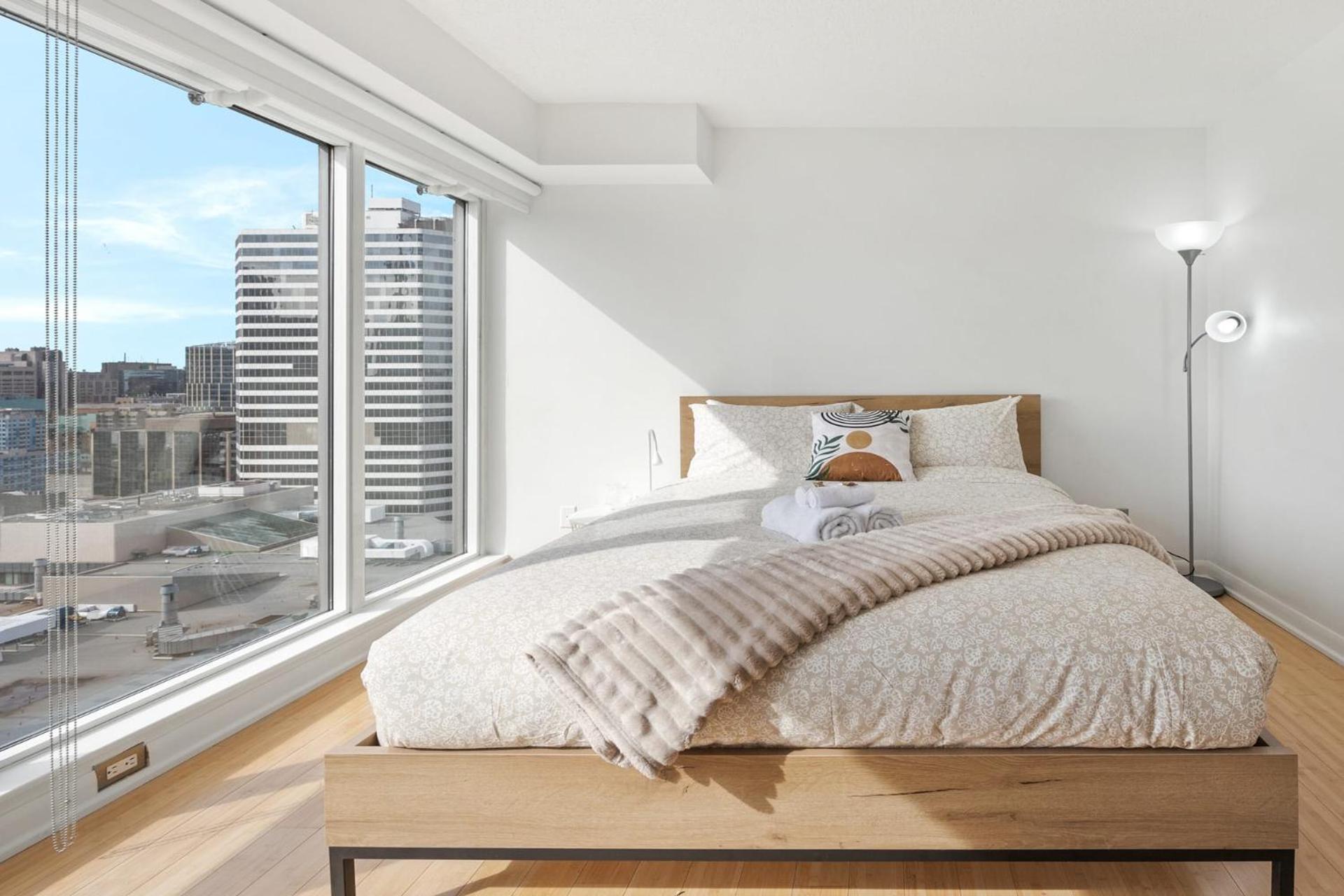 Modern 2-Bedroom Condo W Floor To Ceiling Windows Toronto Exterior photo
