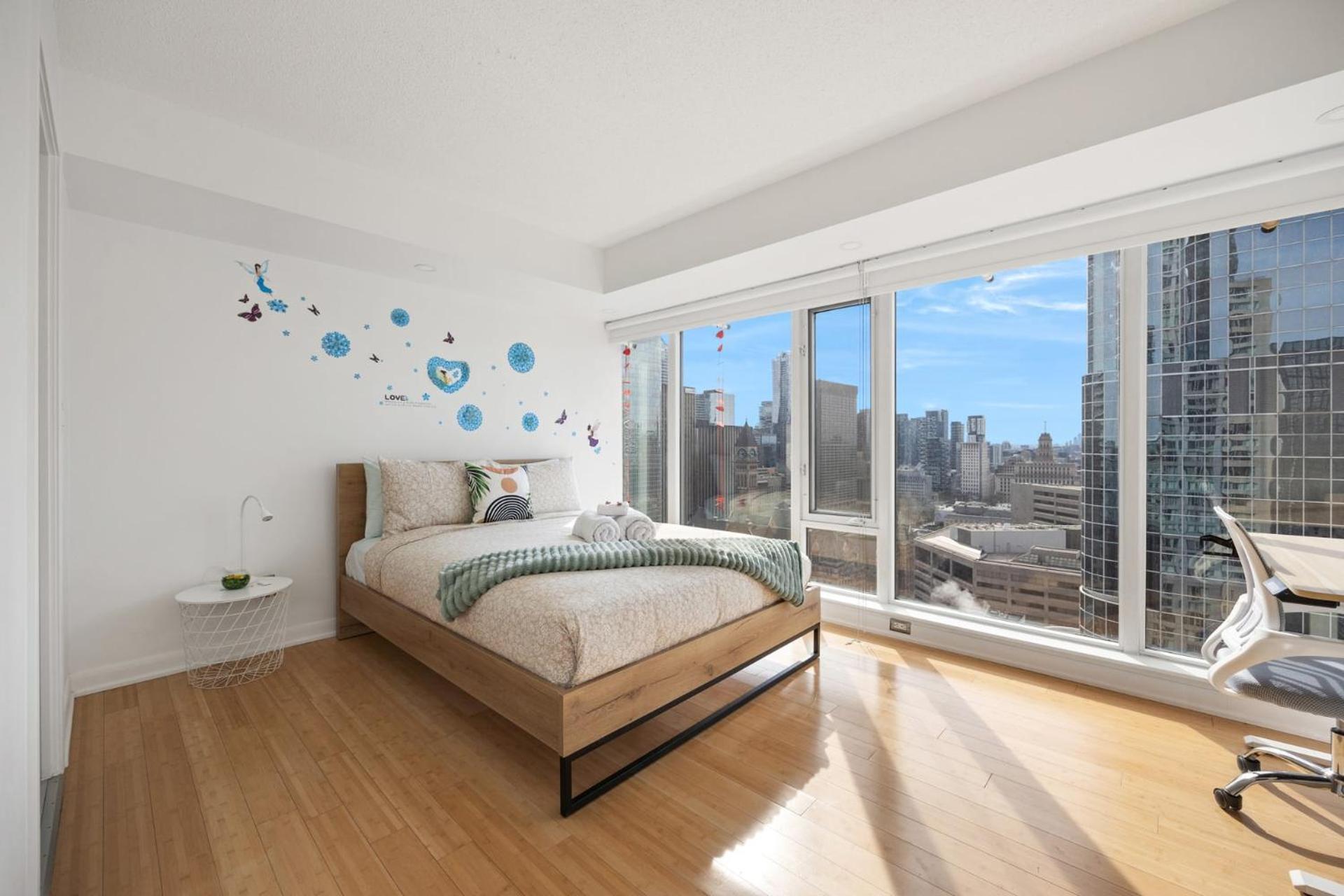 Modern 2-Bedroom Condo W Floor To Ceiling Windows Toronto Exterior photo