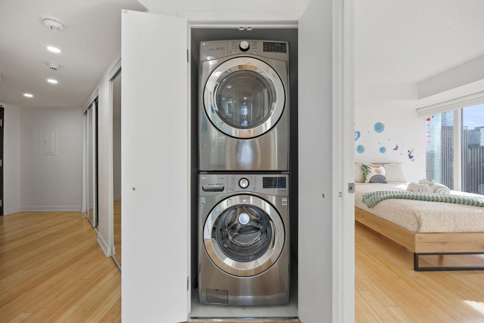 Modern 2-Bedroom Condo W Floor To Ceiling Windows Toronto Exterior photo