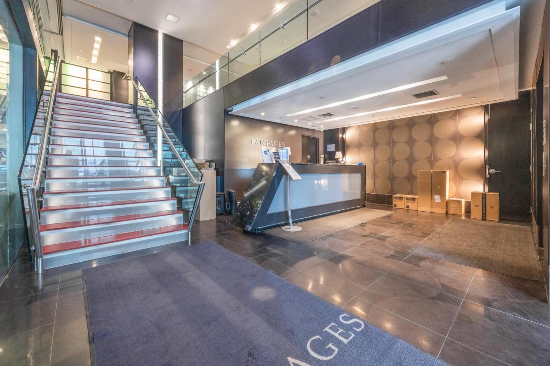 Modern 2-Bedroom Condo W Floor To Ceiling Windows Toronto Exterior photo