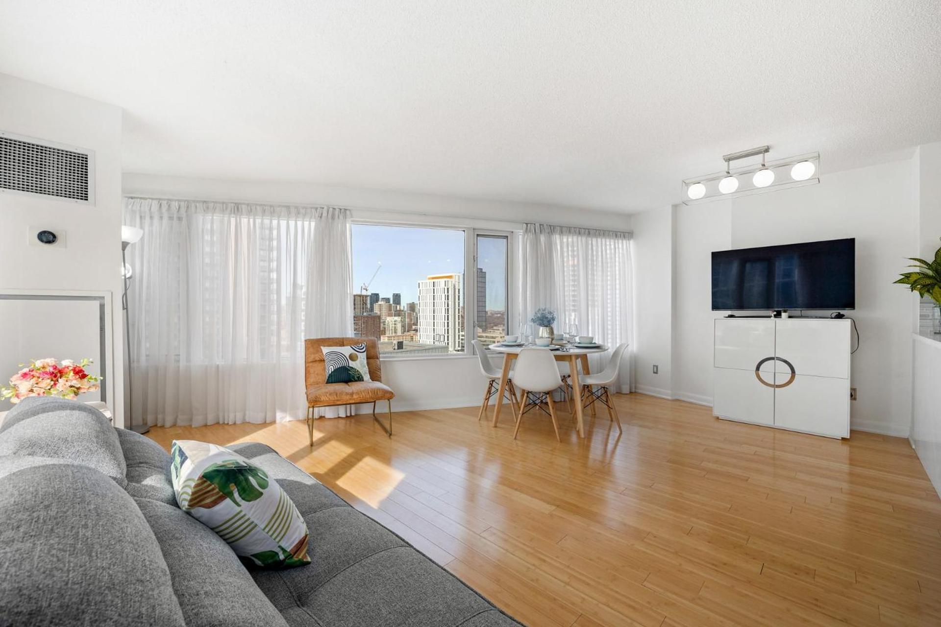 Modern 2-Bedroom Condo W Floor To Ceiling Windows Toronto Exterior photo
