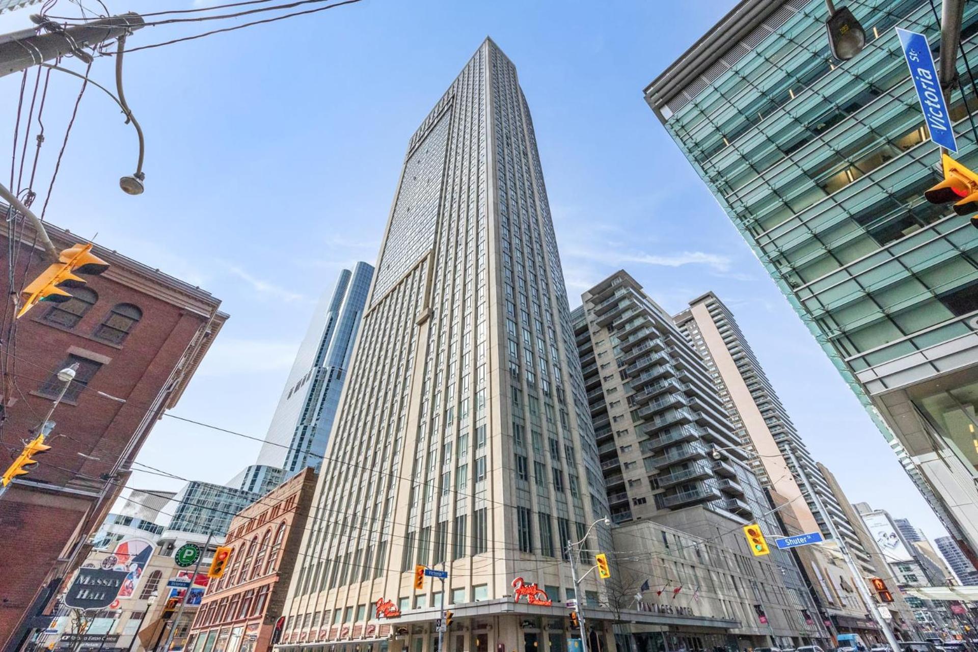 Modern 2-Bedroom Condo W Floor To Ceiling Windows Toronto Exterior photo