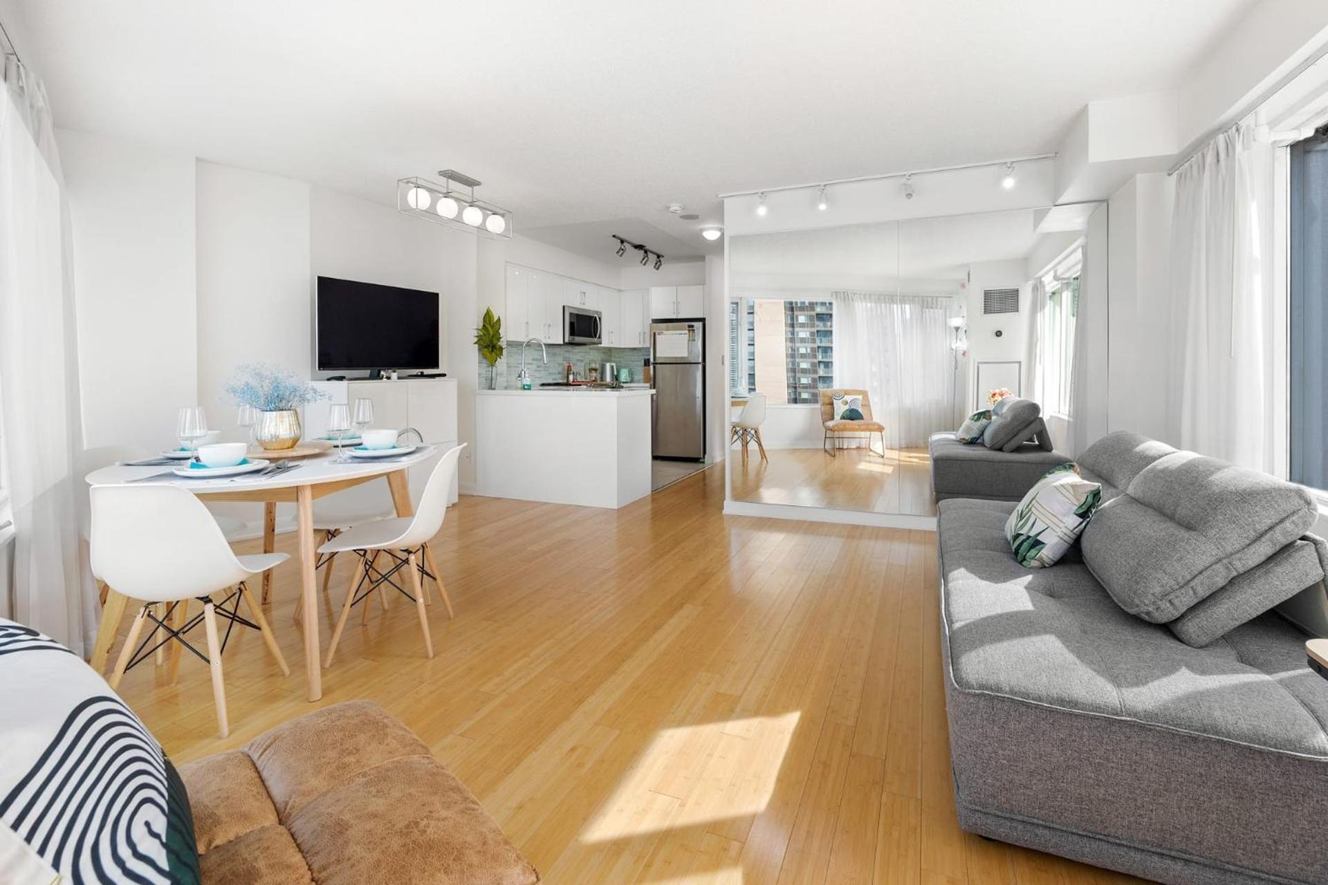 Modern 2-Bedroom Condo W Floor To Ceiling Windows Toronto Exterior photo