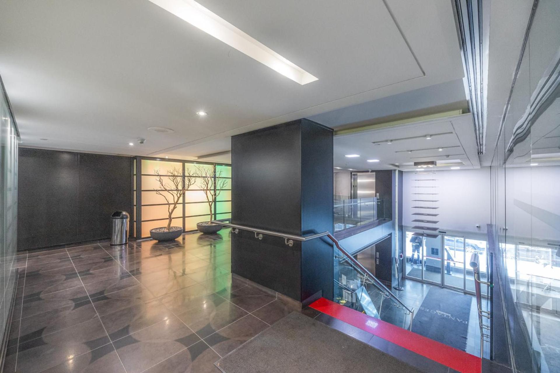 Modern 2-Bedroom Condo W Floor To Ceiling Windows Toronto Exterior photo