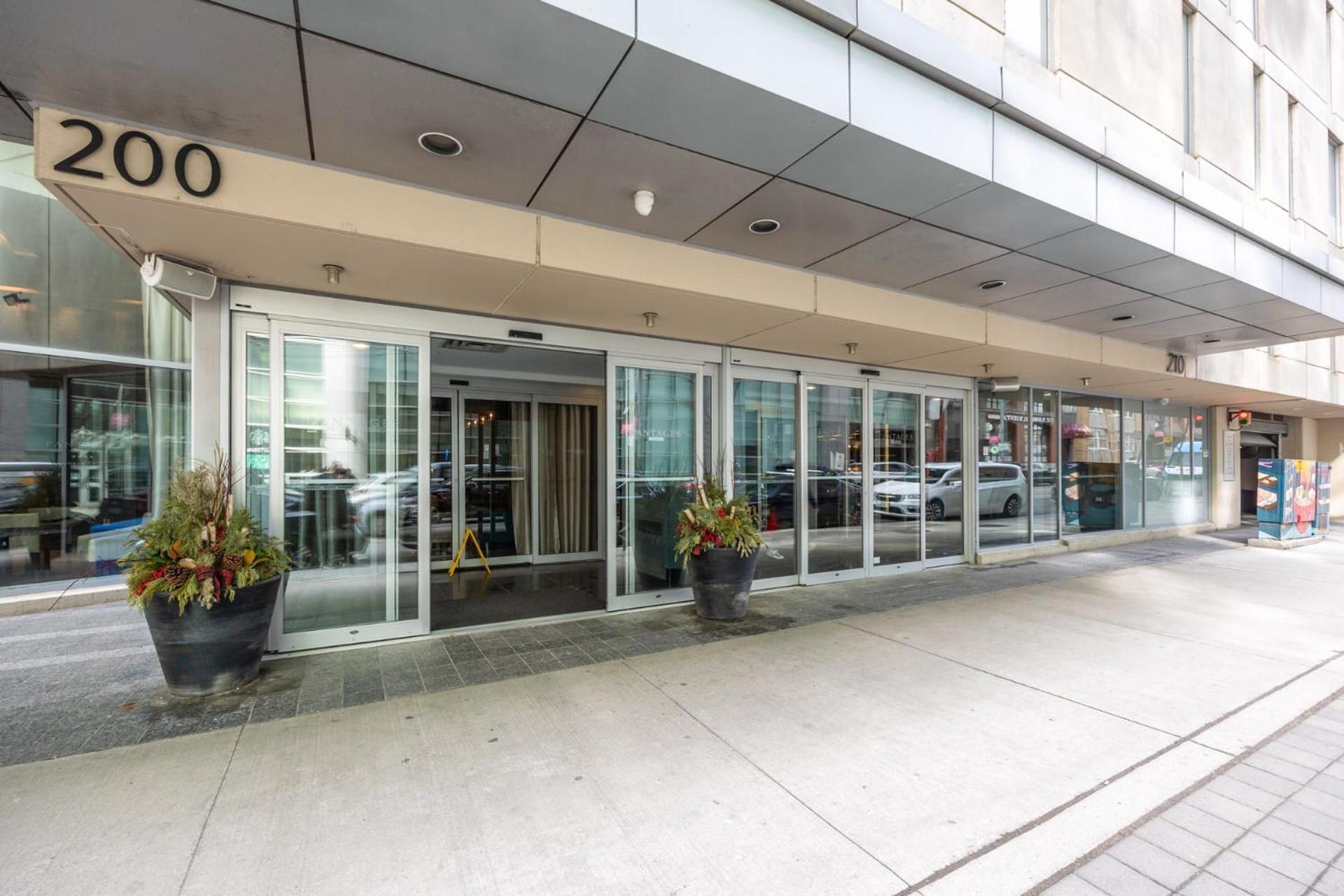 Modern 2-Bedroom Condo W Floor To Ceiling Windows Toronto Exterior photo